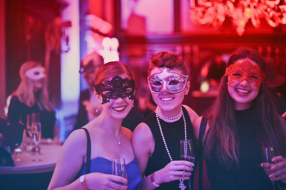 Masquerade theme party for adults this thanksgiving. Time to be elegant and mysterious.