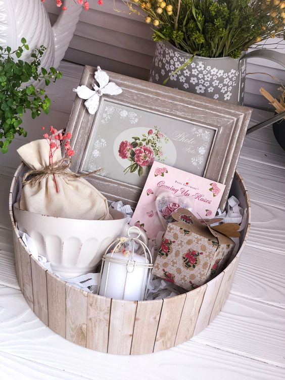 A memorable mementos as a Christmas basket ideas for girlfriend.