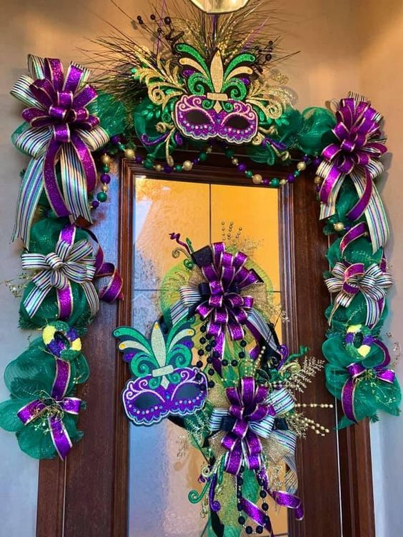 Mardi Gras party ideas for adults ; entrace decoration