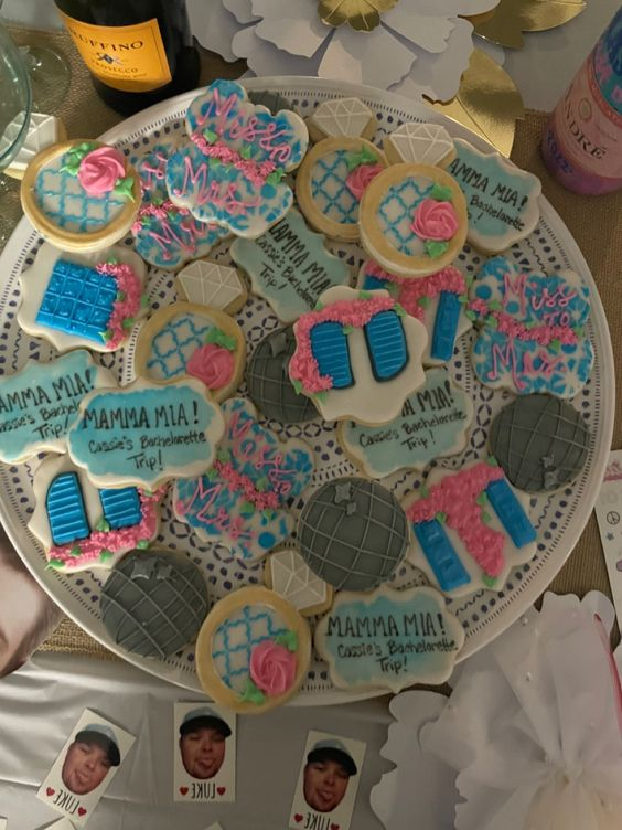 Mamma Mia party ideas for Mamma Mia party favors ; cookies, earrings and makeup bags.